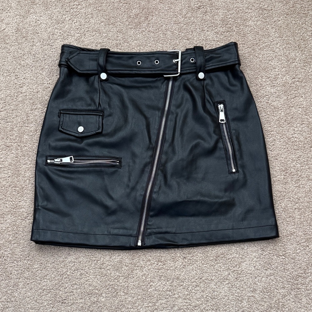 7 For All Mankind Vegan Faux Leather Zipper Asymmetrical Mini Skirt Size Small - Picture 3 of 8